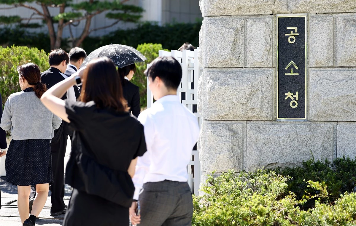 공소청·중대범죄수사청이 출범한지난 2일 서울 서초구 공소청에서 직원들이 이동하고 있다. / 뉴스1