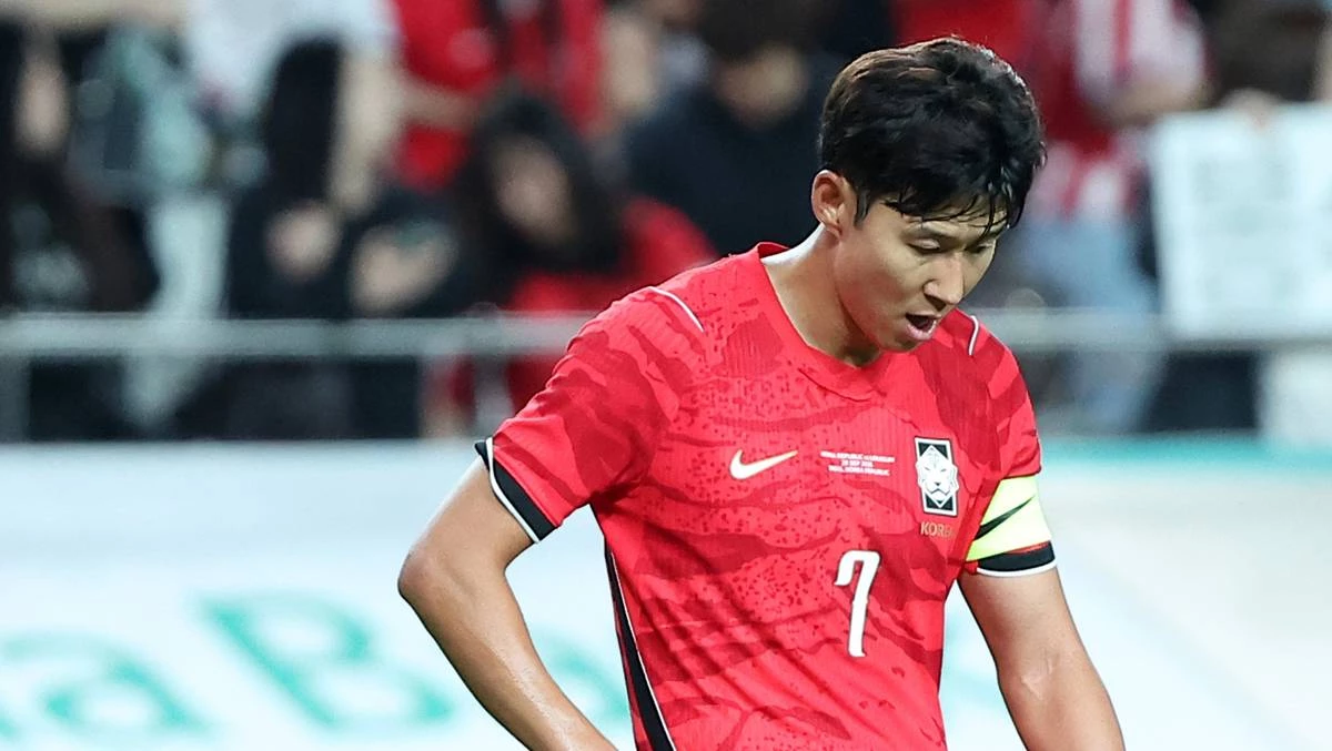 지난달 28일 서울 마포구 서울월드컵경기장에서 열린 축구 국가대표팀 평가전 대한민국과 우루과이의 경기에서 1-4로 패배한 대한민국 손흥민이 아쉬워하고 있다 / 뉴스1