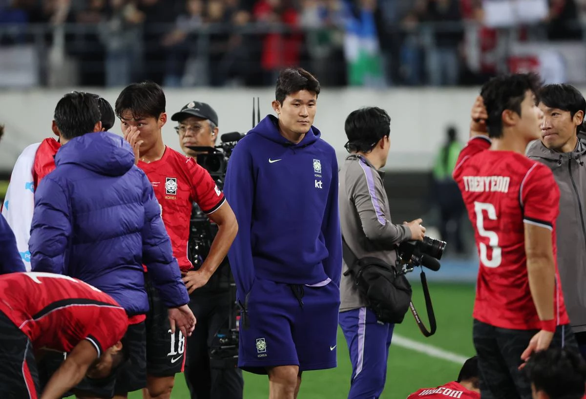 지난 6일 경기 용인시 처인구 용인미르스타디움에서 열린 축구 국가대표 평가전 대한민국과 우즈베키스탄의 경기, 2대0 승리를 거둔 대한민국 선수들과 김민재가 인사를 나누고 있다 / 뉴스1