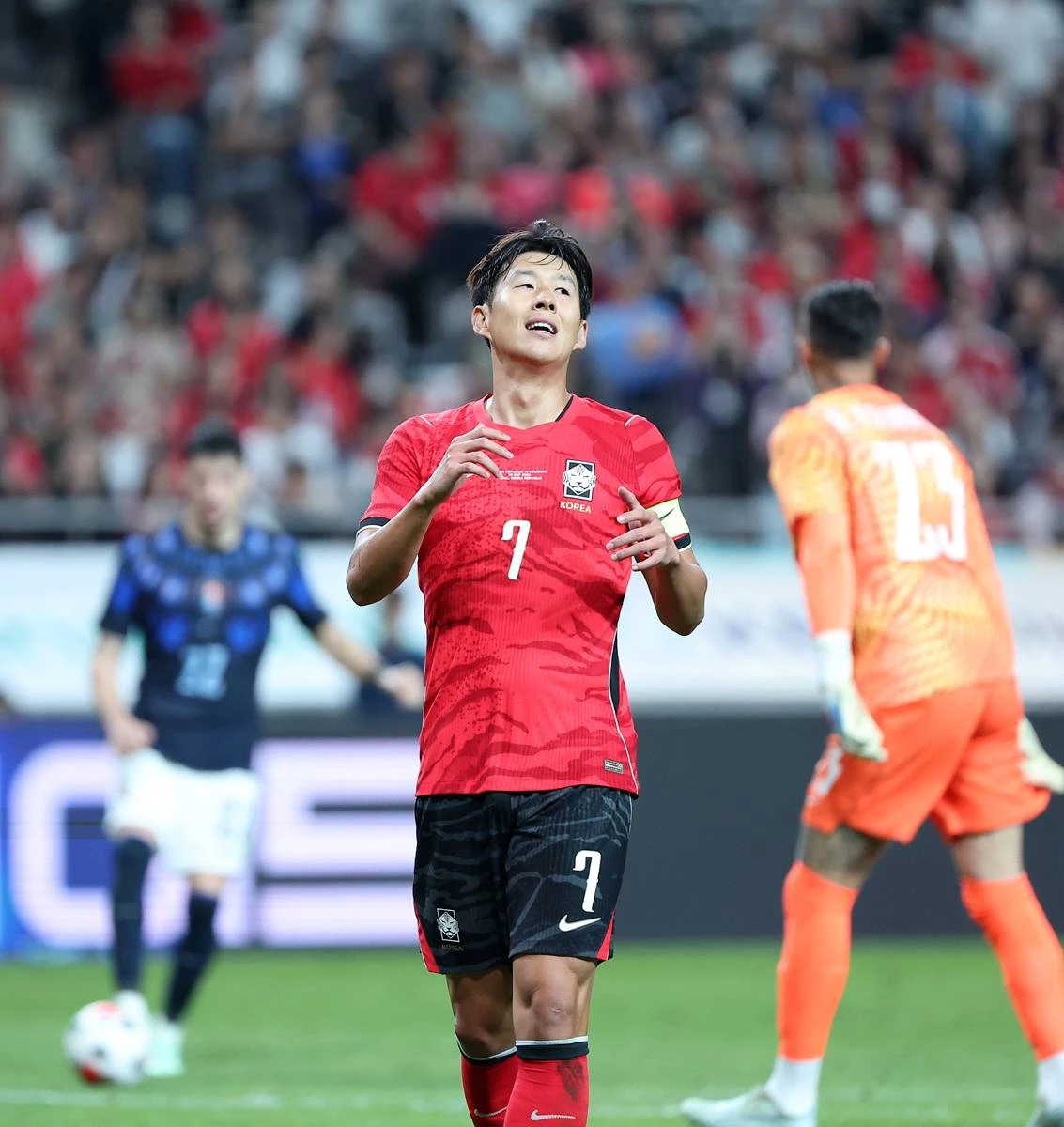 지난달 28일 서울 마포구 서울월드컵경기장에서 열린 축구 국가대표팀 평가전 대한민국과 우루과이의 경기, 대한민국 손흥민이 득점 기회를 놓친 후 아쉬워하고 있다.