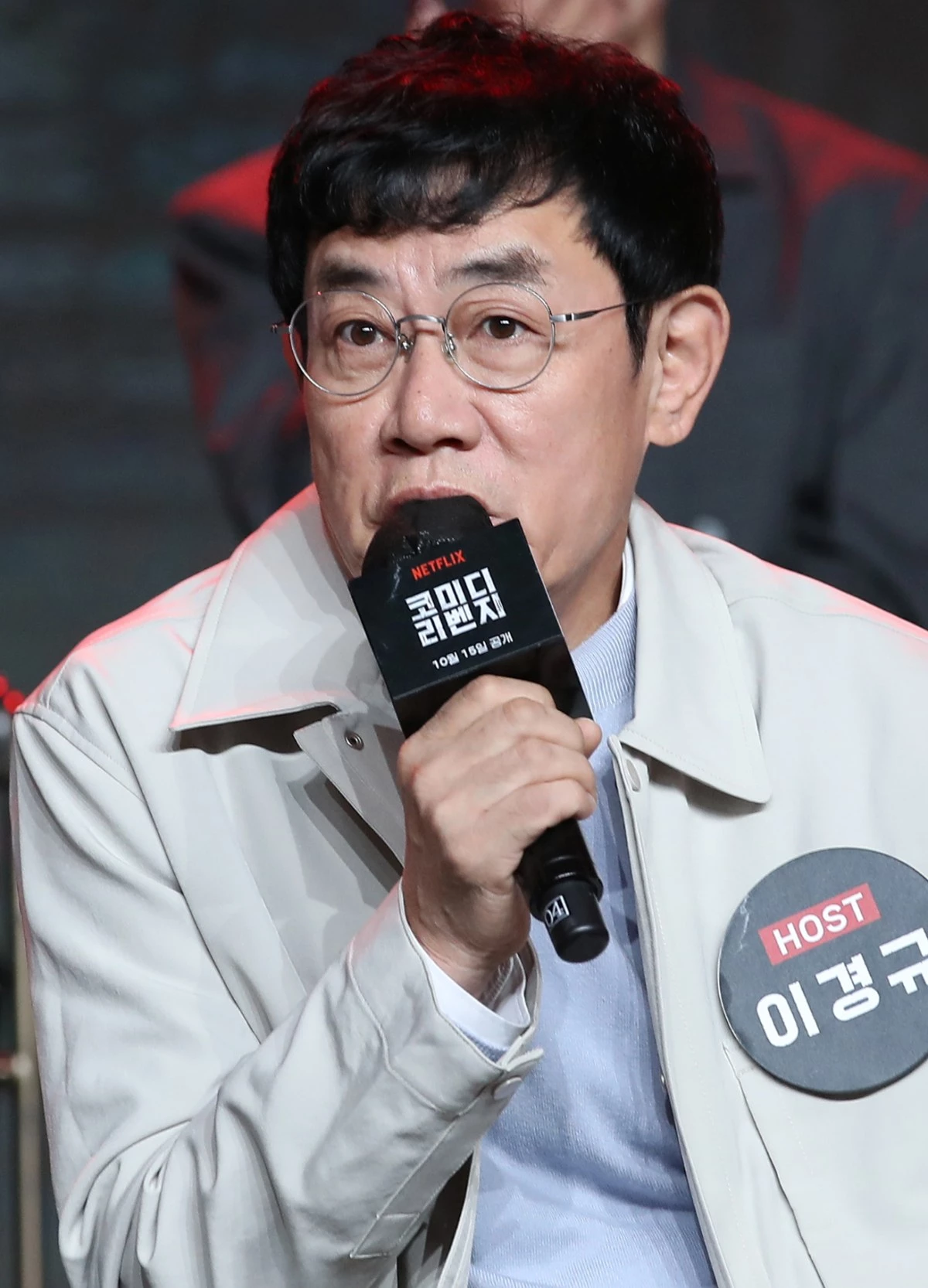 방송인 이경규가 2024년 서울 중구 브이스페이스에서 열린 넷플릭스 예능 '코미디 리벤지' 제작발표회에서' 불법 도박, 채무 논란에 휩싸인 이진호에 대한 질문을 받고 있다. / 뉴스1