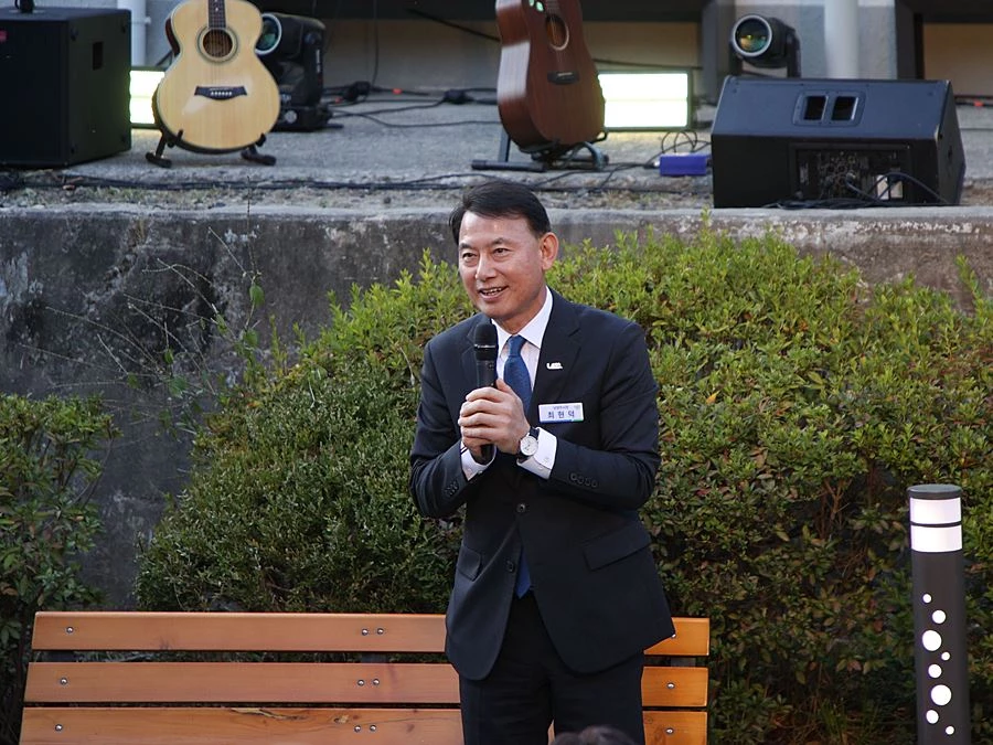 최현덕 남양주시장이 지난 7일 능내역사문화공원에서 열린 ‘시간을 잇는 역, 마음을 잇는 음악회’에서 축사하고 있다
