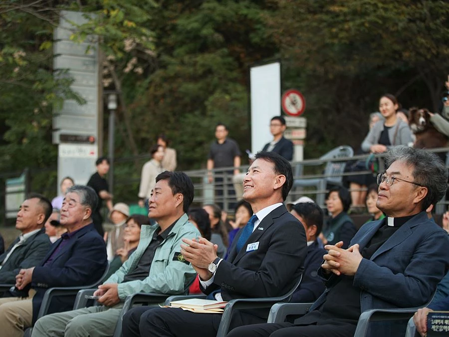 최현덕 시장이 능내역사문화공원에서 열린 작은 음악회에서 공연을 감상하고 있다