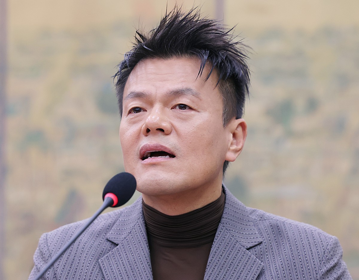 박진영 대중문화교류위원회 공동위원장이 7일 서울 여의도 국회 문화체육관광위원회에서 열린 문화체육관광부에 대한 국정감사에서 증인으로 출석해 의원질의에 답하고 있다. 박진영 위원장은 글로벌 K팝 축제 ‘패노메논’과 관련해 '대통령과 민주당을 위해 일한다는 생각을 1초도 해본 적 없다'라고 말했다. / 뉴스1