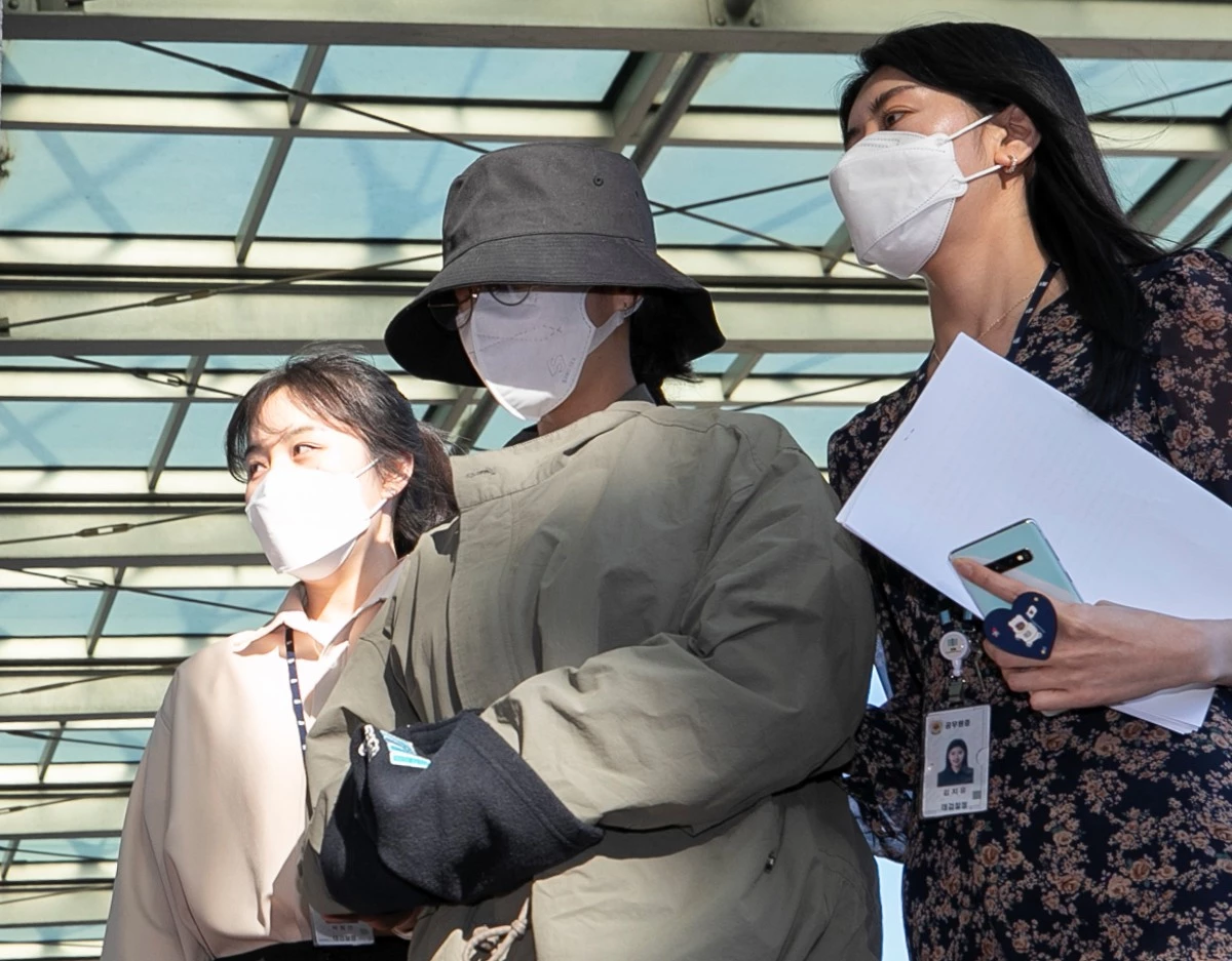 8억대 사망보험금을 노리고 남편 A씨를 숨지게 한 혐의로 공개수배된 이은해가 2022년 인천지방검찰청으로 압송되고 있다. / 뉴스1