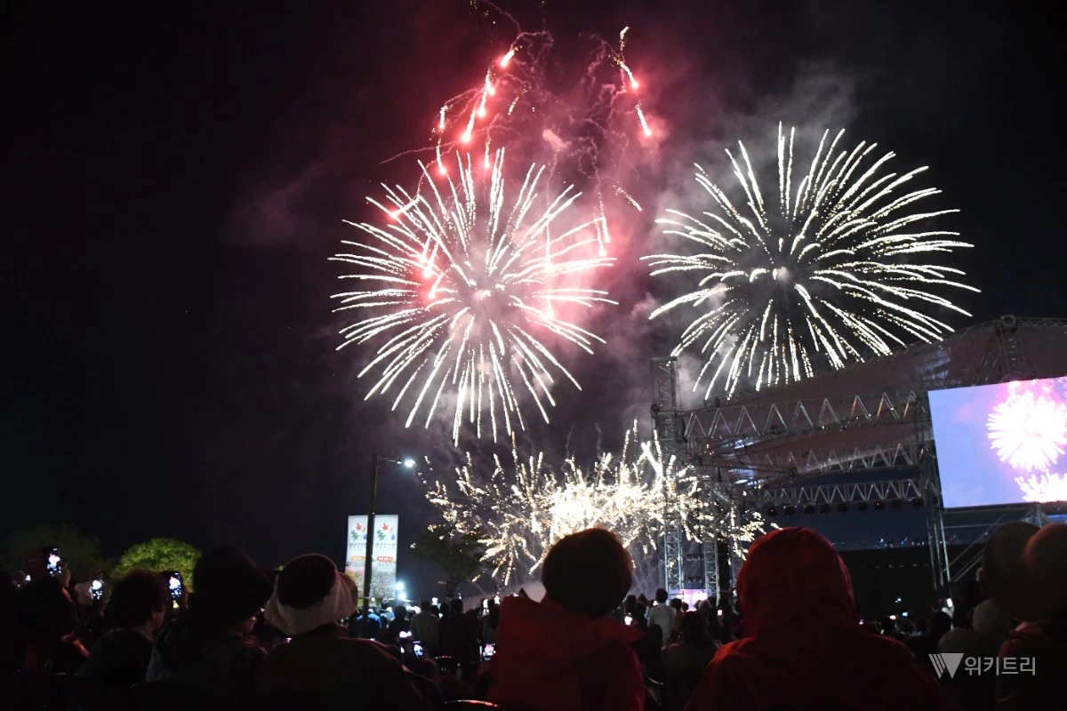 ‘2026 나주영산강축제’ 개막 축하 불꽃쇼. / 노해섭 기자