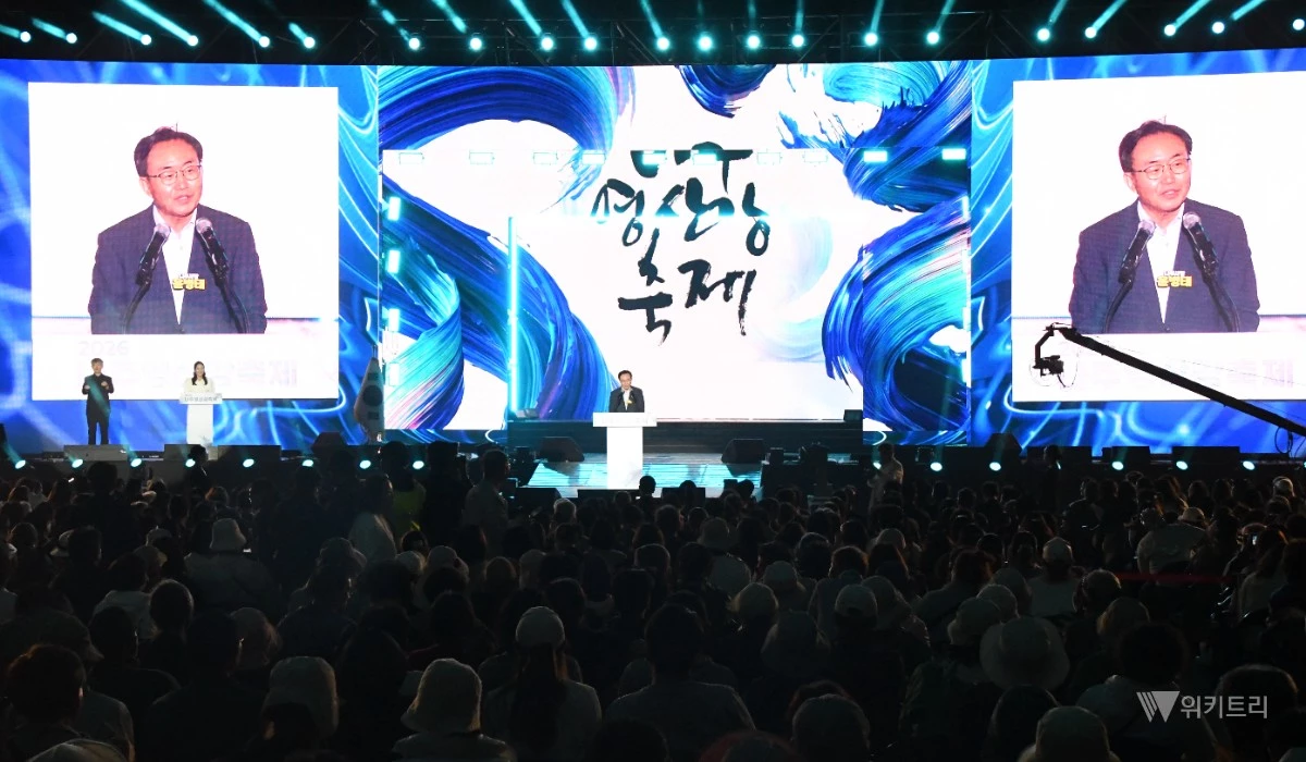 윤병태 나주시장이 ‘2026 나주영산강축제’ 개막식에서 환영사를 하고 있다. / 노해섭 기자