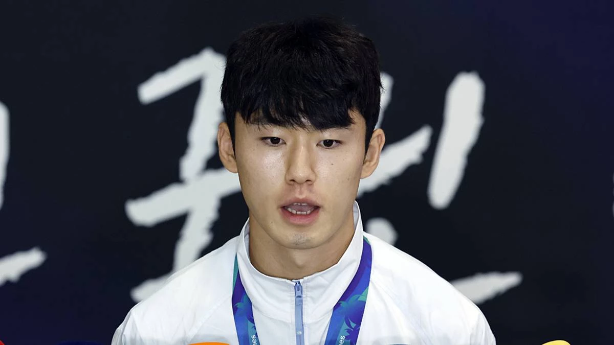 2026 아이치-나고야 아시안게임 남자축구 4연패를 만든 이민성호 이기혁이 지난 4일 오후 인천국제공항을 통해 귀국해 취재진과 인터뷰를 하고 있다 / 뉴스1