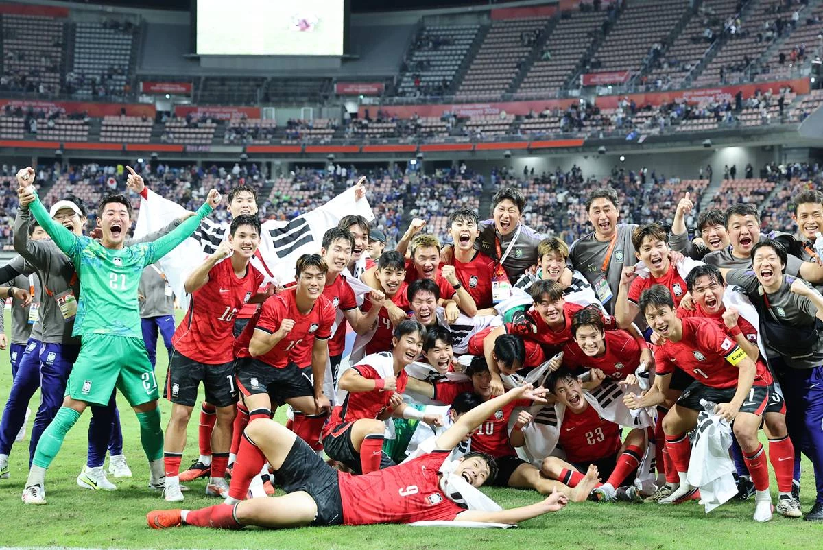 지난 3일 일본 아이치현 도요타 스타디움에서 열린 2026 아이치·나고야 아시안게임 남자 축구 결승전 대한민국과 일본의 경기, 1대 0으로 승리하며 금메달을 획득한 대한민국 선수들이 기념 촬영을 하고 있다 / 뉴스1