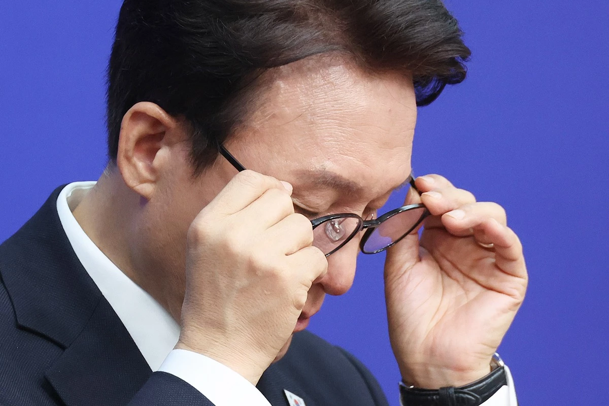 김민석 더불어민주당 대표가 서울 여의도 국회에서 열린 최고위원회의에서 안경을 고쳐 쓰고 있다. 기사 이해를 돕기 위한 자료 사진. 김민석 대표는 김지용 중대범죄수사청장 후보자에 대한 당 일각의 반대를 겨냥해 '필요한 부분은 당에서 제어하겠다'라고 거듭 강조했다. 김 대표는 8일 더불어민주당 유튜브 방송 '민티 07'에서 '대통령 고유 권한인 인사권까지 뺏으려는 하극상의 소수 목소리가 크고 너무 잦다'라는 시청자 댓글에 이렇게 답했다. / 뉴스1