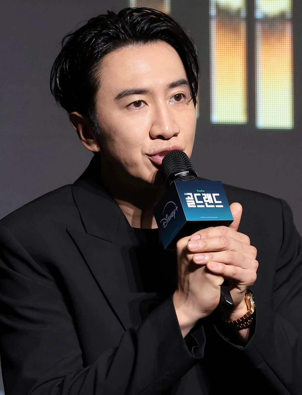 배우 이광수가 지난 4월 서울 영등포구 콘래드 서울 호텔에서 디즈니+ 오리지널 시리즈 ‘골드랜드’(극본 황조윤/연출 김성훈) 제작발표회에서 인사말을 하고 있다. / 뉴스1
