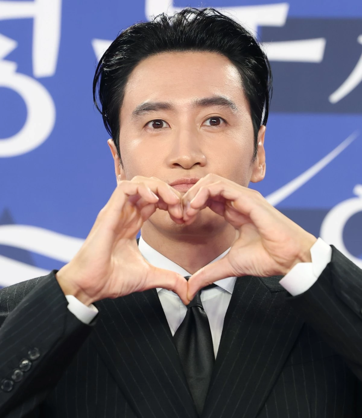 배우 이광수가 지난해 인천 중구 파라다이스시티에서 열린 ‘제4회 청룡시리즈어워즈’ 레드카펫 행사에 참석해 포즈를 취하고 있다. / 뉴스1