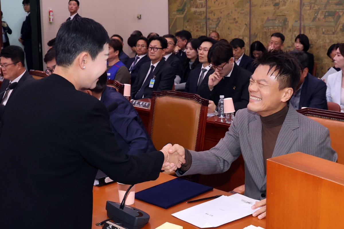 박진영 대중문화교류위원회 공동위원장이 7일 서울 여의도 국회 문화체육관광위원회에서 열린 문화체육관광부에 대한 국정감사에서 증인으로 출석, 김재원 의원과 악수하고 있다. / 뉴스1