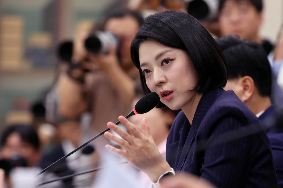 배현진 국민의힘 의원이 7일 서울 여의도 국회 문화체육관광위원회에서 열린 문화체육관광부에 대한 국정감사에서 증인으로 출석한 박진영 대중문화교류위원회 공동위원장에게 질의를 하고 있다. / 뉴스1