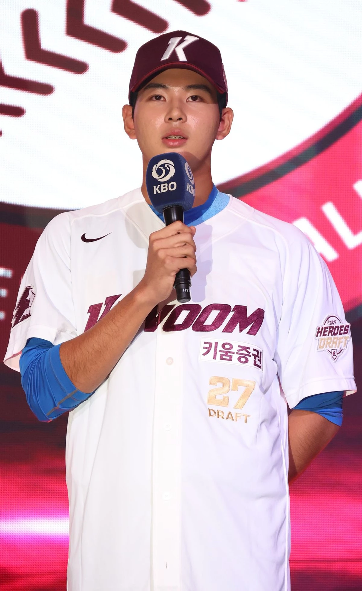 '2027 KBO 신인 드래프트' 전체 1순위로 키움 히어로즈의 지명을 받은 부산고 하현승이 소감을 말하고 있다. / 연합뉴스