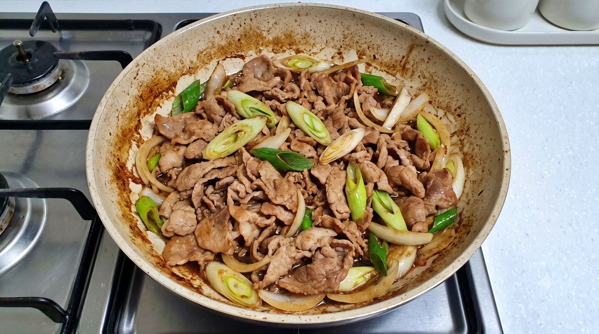 돼지불백. / 기사 이해를 돕기 위해 AI로 제작한 자료 이미지로, 실제 모습과 다소 차이가 있을 수 있습니다.