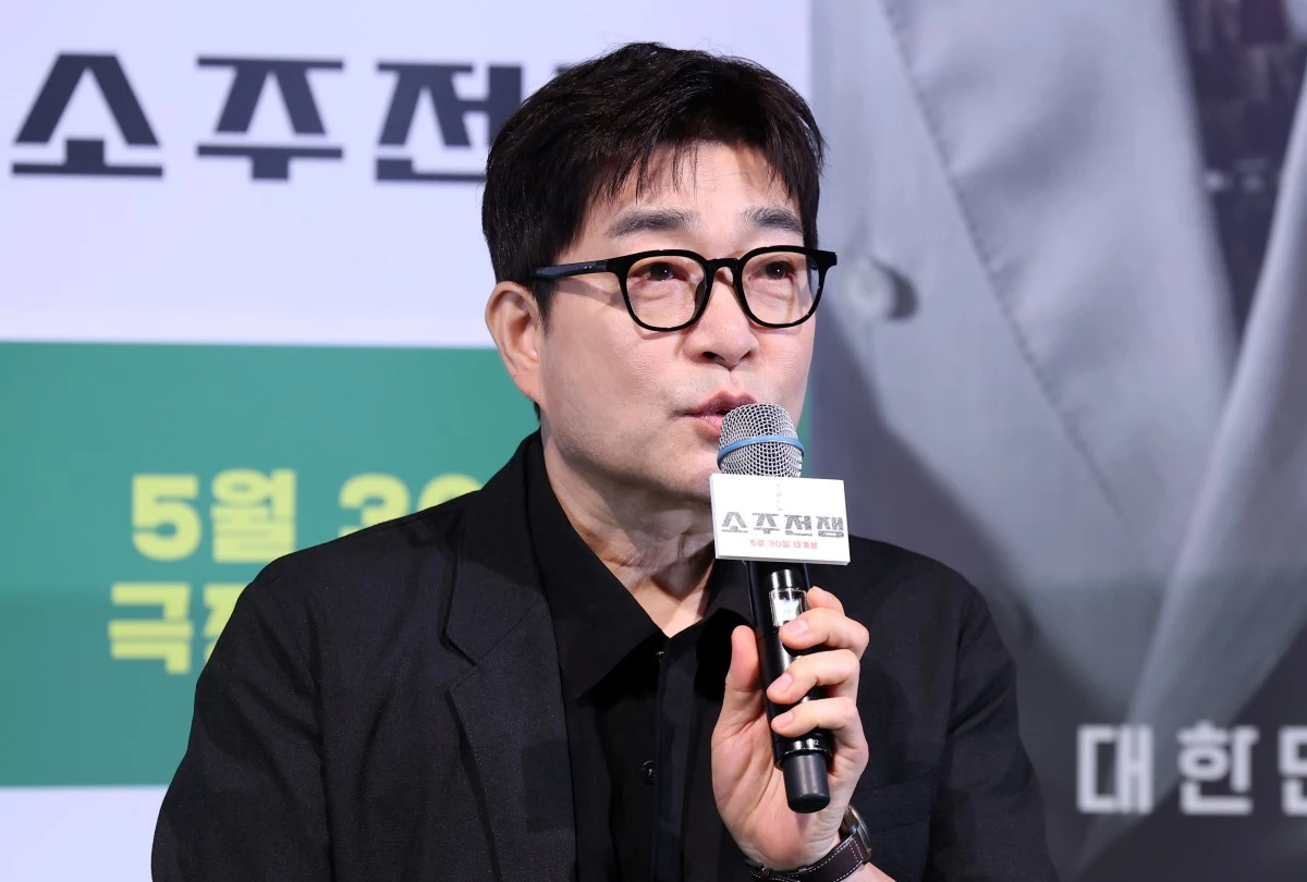 배우 손현주가 지난해 서울 용산구 CGV용산아이파크몰에서 열린 영화 '소주전쟁' 언론시사회에 참석해 인사말을 하고 있다. / 뉴스1