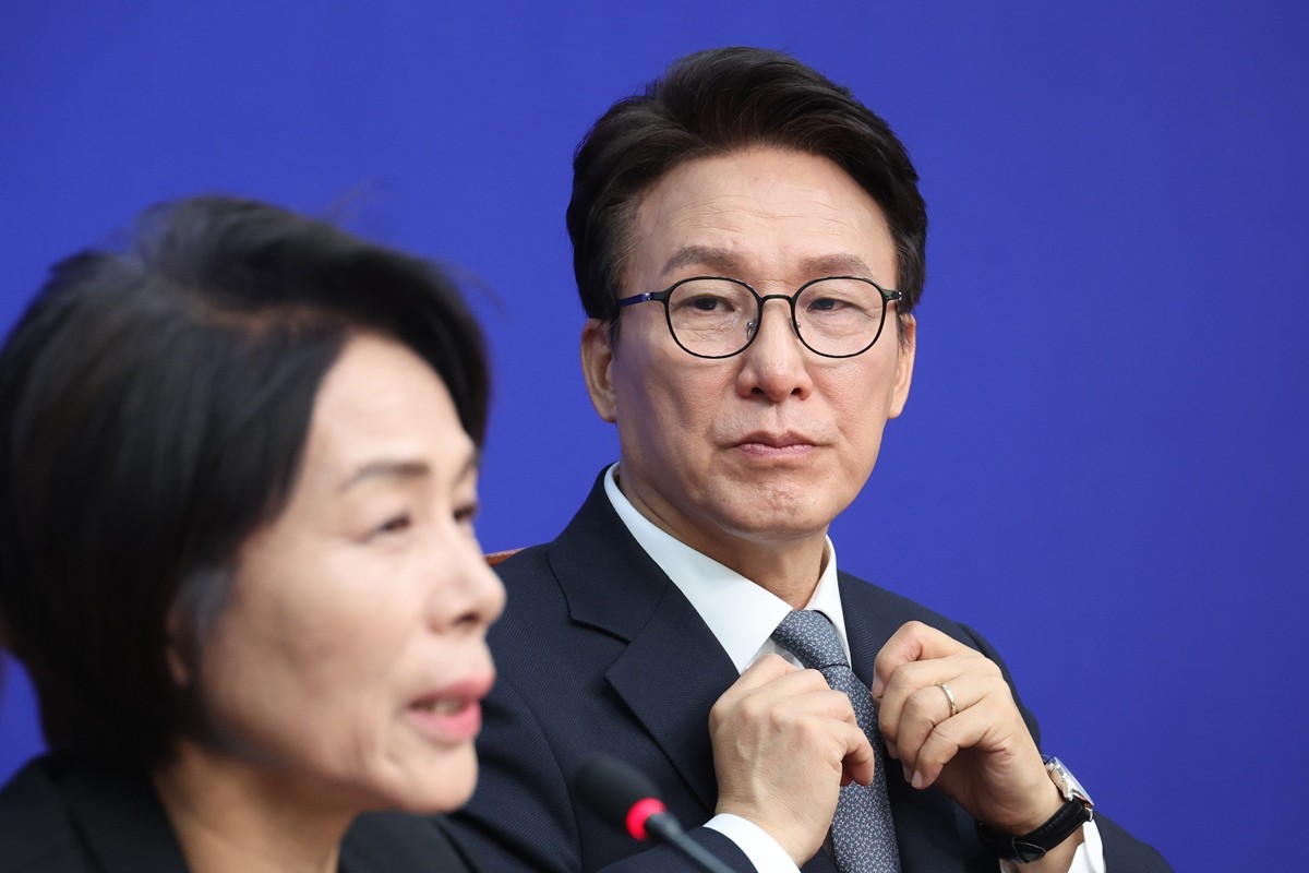 김민석 더불어민주당 대표가 서울 여의도 국회에서 열린 최고위원회의에서 넥타이를 고쳐매고 있다. 기사 이해를 돕기 위한 자료 사진. 김민석 대표는 김지용 중대범죄수사청장 후보자에 대한 당 일각의 반대를 겨냥해 '필요한 부분은 당에서 제어하겠다'라고 거듭 강조했다. 김 대표는 8일 더불어민주당 유튜브 방송 '민티 07'에서 '대통령 고유 권한인 인사권까지 뺏으려는 하극상의 소수 목소리가 크고 너무 잦다'라는 시청자 댓글에 이렇게 답했다. / 뉴스1