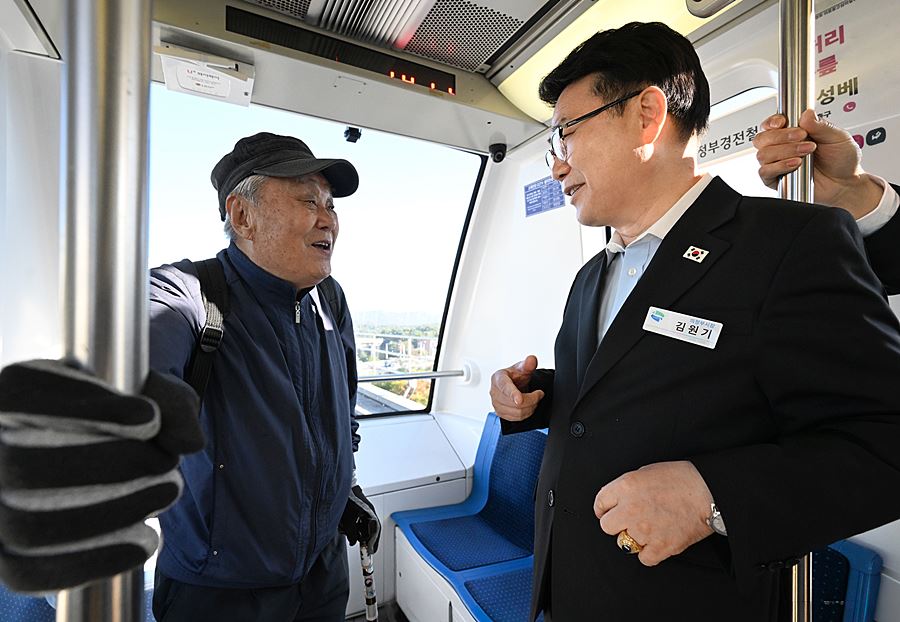 "출근길이 곧 행정 현장" 김원기 시장, 의정부경전철 시민들과 동행