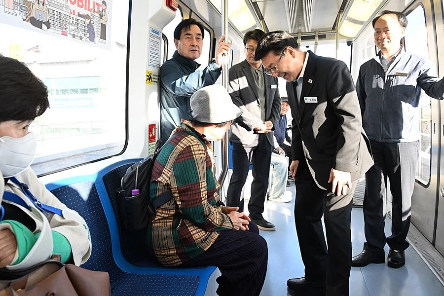 '출근길이 곧 행정 현장' 김원기 시장, 의정부경전철 시민들과 동행