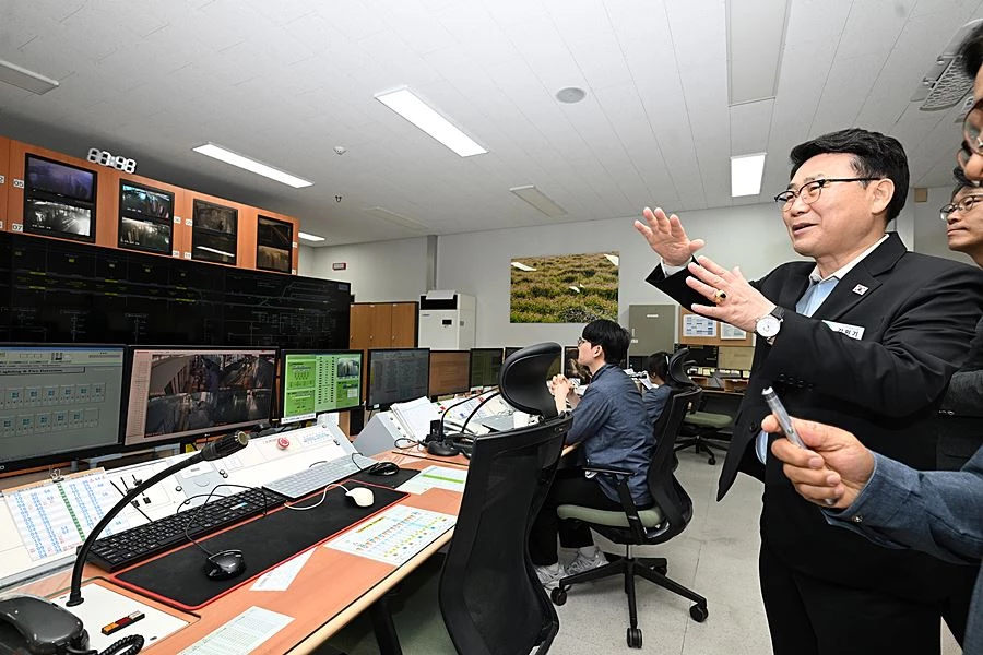 김원기 시장이 10월 8일 의정부경전철 차량기지 내 관제실을 찾아 경전철의 출근시간대 운행 준비상황과 차량 안전관리 현황을 확인하고 있다