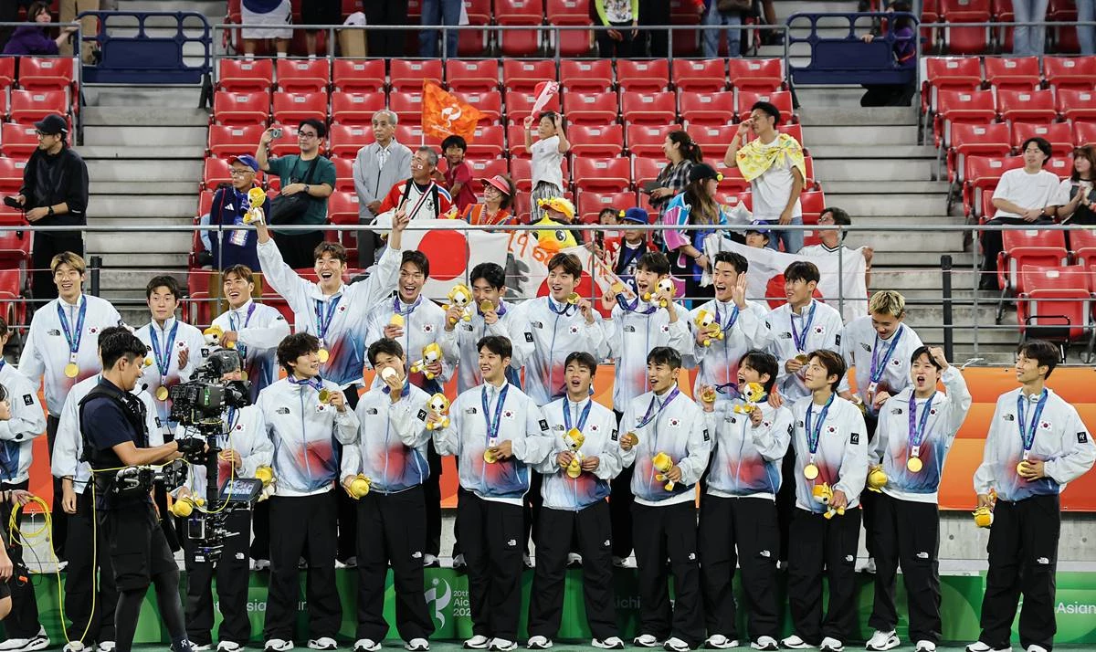 대한민국 아시안게임 축구대표팀 선수들이 지난 3일 일본 아이치현 도요타 스타디움에서 열린 2026 아이치·나고야 아시안게임 축구 결승전 시상식에서 금메달을 목에 걸고 기념촬영을 하고 있다 / 뉴스1