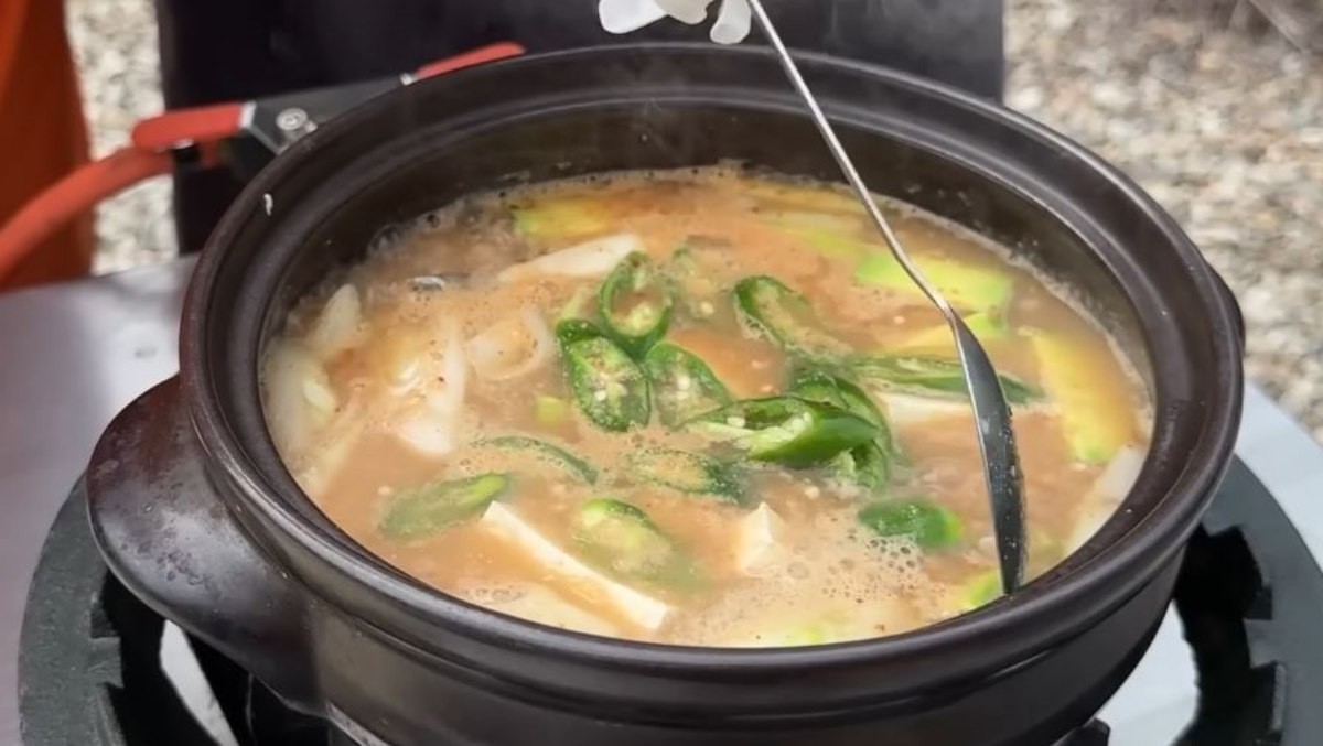 오랜 세월 된장찌개를 끓여온 81세 손일순 씨의 된장찌개가 보글보글 끓고 있다. / 유튜브 '전국집밥자랑'
