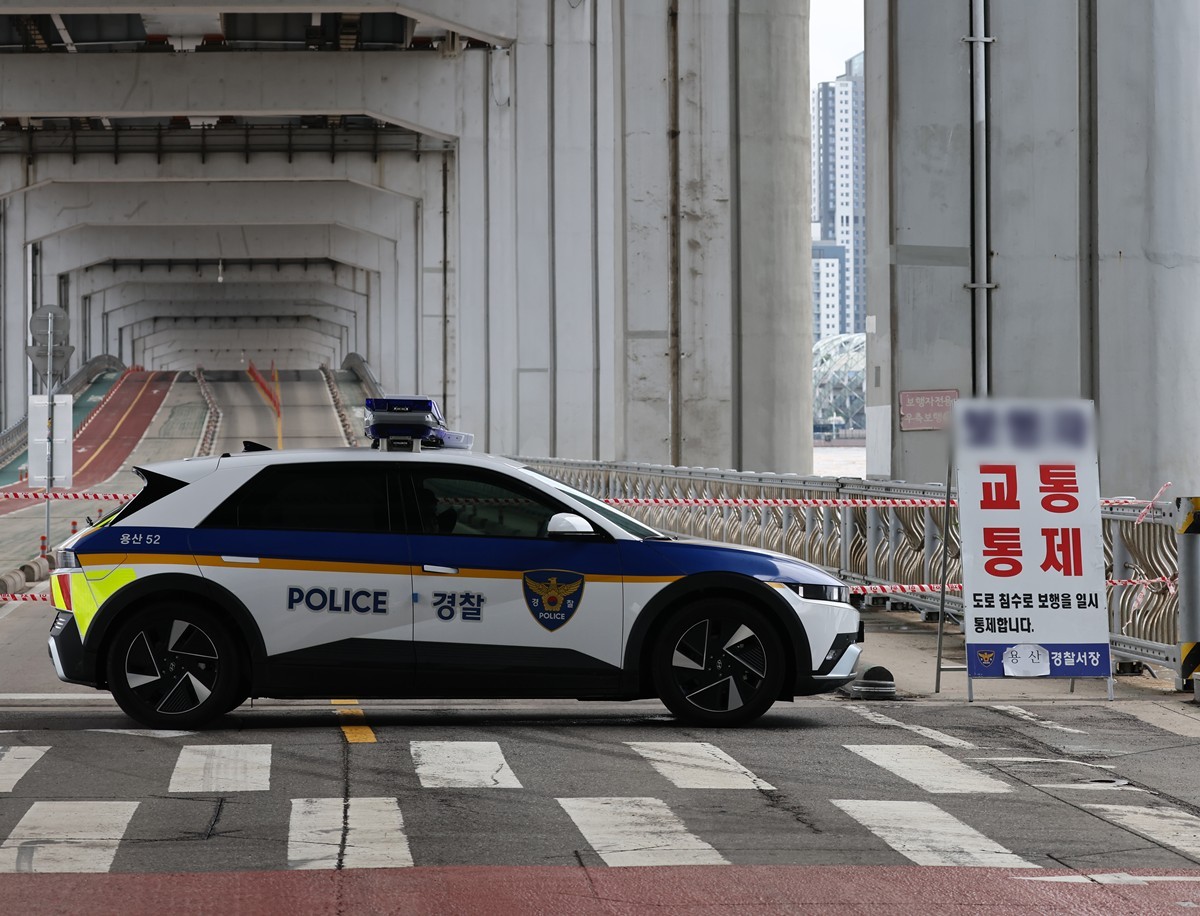 잠수교 모습. 기사 이해를 돕기 위한 자료 사진. 서울시는 내년 하반기까지 잠수교를 보행교로 전환하기로 하면서 오는 26일 이후에는 자동차로 잠수교를 건널 수 없게 된다. 내년 하반기 관련 공사가 끝나면 잠수교는 보행자들이 공연과 휴식을 즐길 수 있는 문화 공간으로 바뀌게 된다. / 연합뉴스