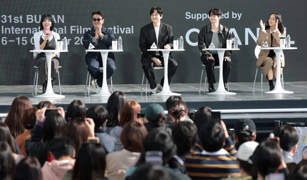 김지현 감독(왼쪽부터)과 배우 류승룡, 박해준, 옹성우, 이상희가 지난 7일 부산 해운대구 영화의전당 야외무대에서 열린 영화 ‘정가네’ 오픈토크에서 관객들과 즐거운 시간을 보내고 있다. / 뉴스1