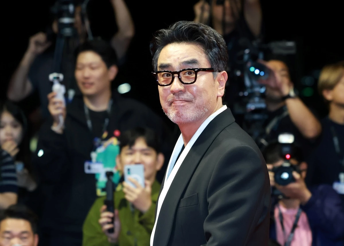 배우 류승룡이 지난 6일 부산 해운대구 영화의전당에서 열린 ‘제31회 부산국제영화제’(BIFF) 개막식에 참석해 레드카펫을 밟고 있다. / 뉴스1