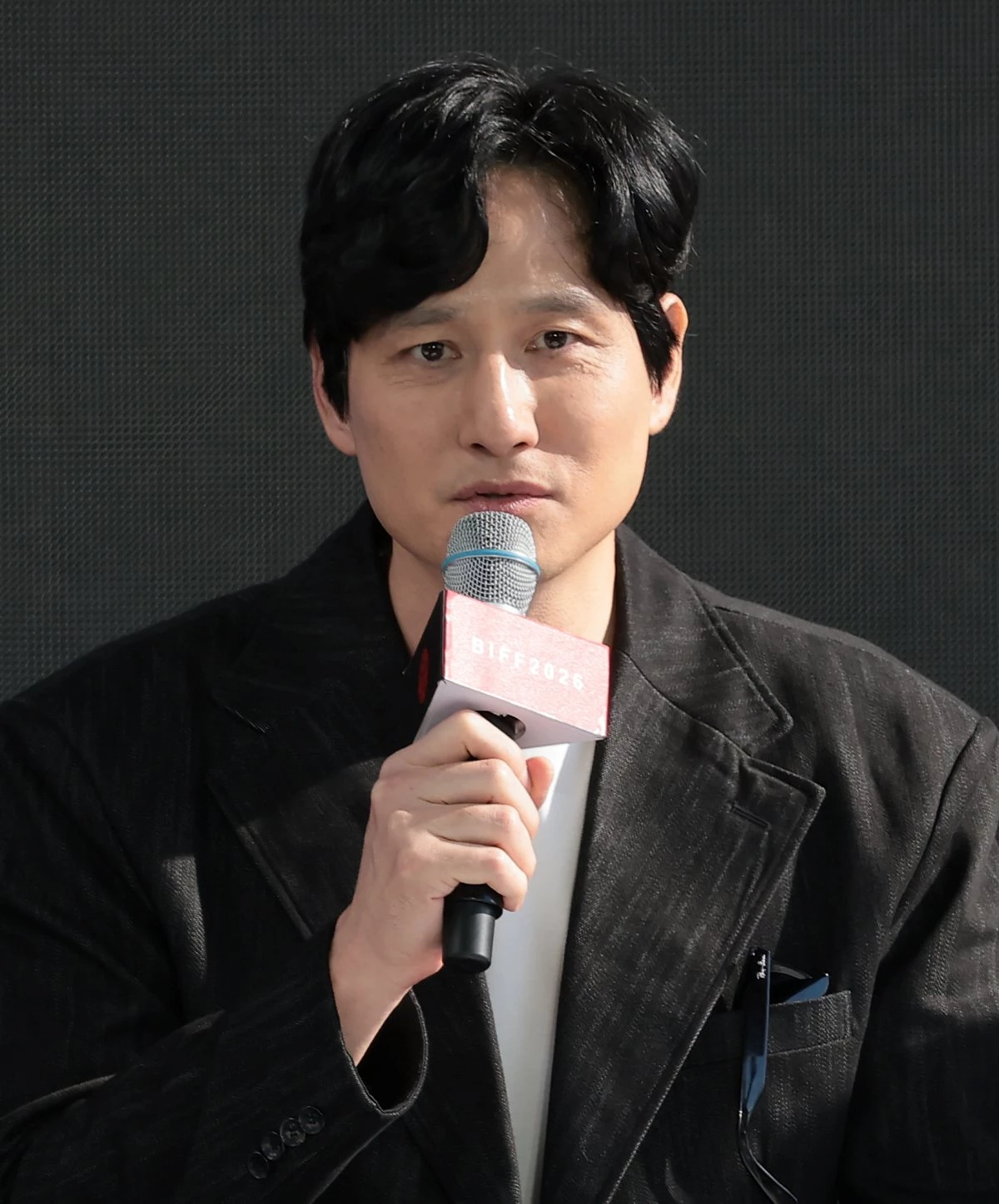 배우 박해준이 지난 7일 부산 해운대구 영화의전당 야외무대에서 열린 영화 ‘정가네’ 오픈토크에서 관객들과 즐거운 시간을 보내고 있다. / 뉴스1