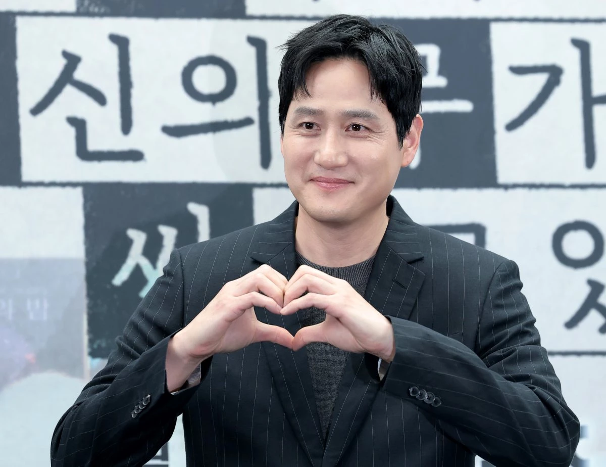 배우 박해준이 지난 4월 서울 마포구 상암동 스탠포드 호텔에서 열린 JTBC 드라마 '모두가 자신의 무가치함과 싸우고 있다'(이하 모자무싸) 제작발표회에 참석해 포즈를 취하고 있다. / 뉴스1