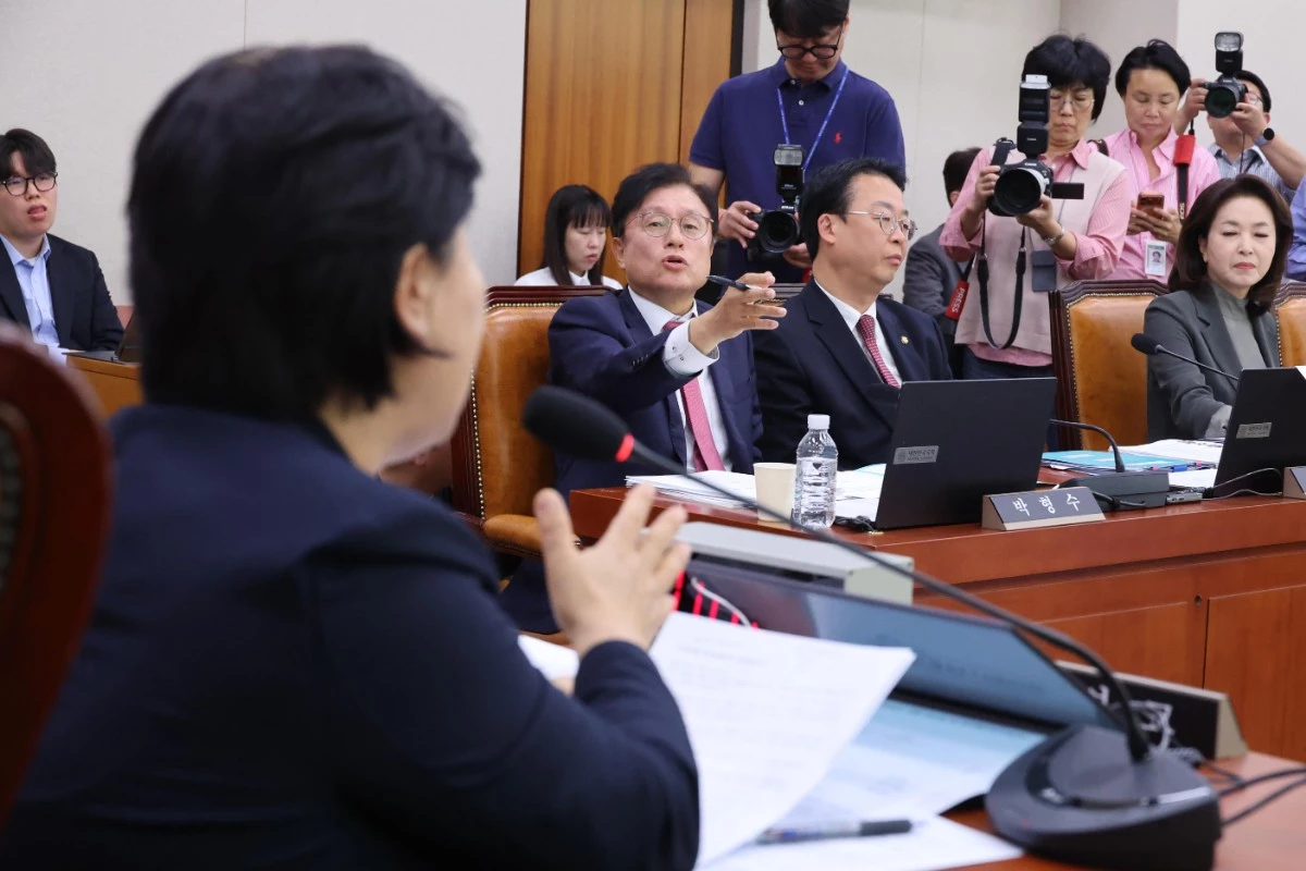 서영교 국회 법제사법위원장과 박형수 국민의힘 간사가 8일 서울 여의도 국회에서 열린 법제사법위원회의 법무부 등에 대한 국정감사에서 언쟁을 벌이고 있다. / 뉴스1