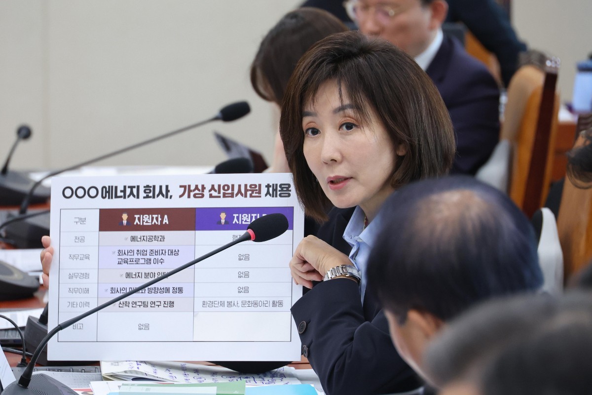 나경원 국민의힘 의원이 이화영 전 경기도 평화부지사 측의 가석방 요구를 두고 ‘대북송금 공범의 공개 협박과 피의자 이재명 대통령의 침묵’이라는 글을 SNS에 올려 이 대통령을 겨냥했다. 사진은 나 의원이 6일 서울 여의도 국회에서 열린 기후에너지환경노동위원회의 기후에너지환경부에 대한 국정감사에서 질의하는 모습. / 뉴스1