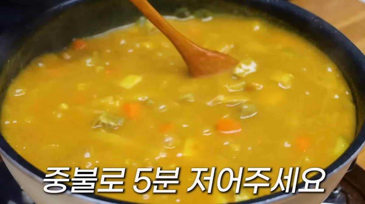 카레를 끓이는 모습. / 유튜브 '김대석 셰프TV'