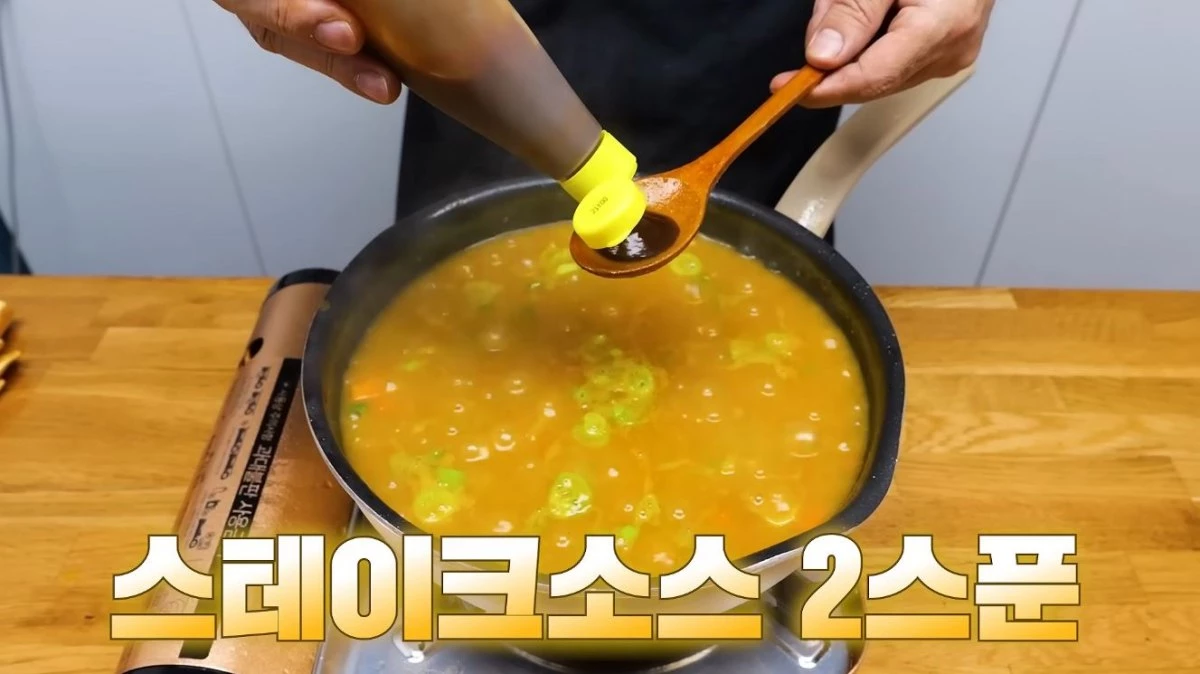 카레에 스테이크 소스 2스푼을 넣는 모습. / 유튜브 '김대석 셰프TV'
