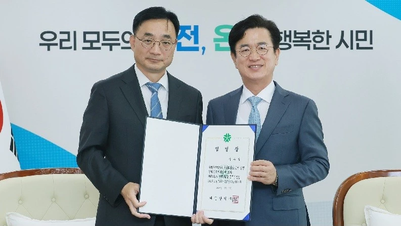김수영 신임 대전시 경제수석보좌관(왼쪽)이 8일 허태정 대전시장으로부터 임명장을 받고 기념촬영을 하고 있다./사진=대전시