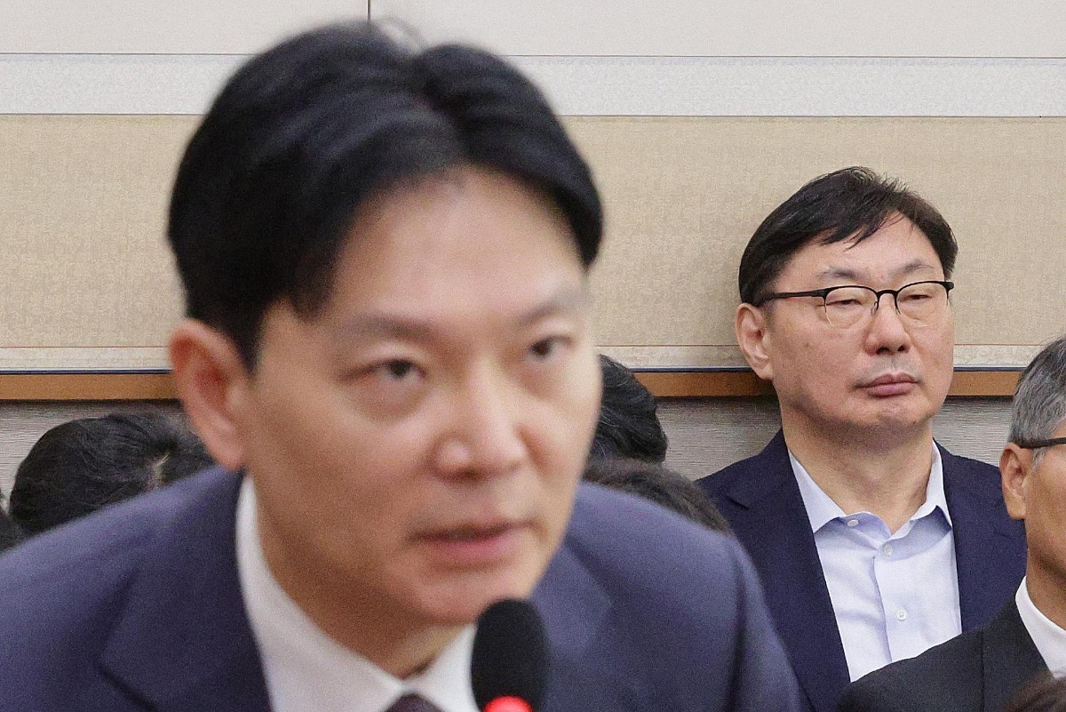박상용 검사가 2025년 10월 14일 서울 여의도 국회 법제사법위원회에서 열린 법무부 등에 대한 국정감사에서 의원 질의에 답변하고 있다. 오른쪽이 이화영 전 경기도 평화부지사다. / 뉴스1