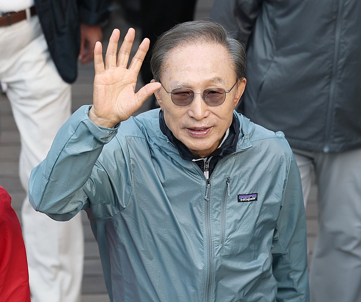 이명박 전 대통령이 8일 서울 청계천에서 '청계천을 사랑하는 모임'(청사모) 구성원들과 청계천을 걸으며 손을 흔들고 있다. 이명박 전 대통령은 현 정부(이재명 정부)의 국정 운영에 관해 묻자 말을 아끼면서도 '대통령이 이제 국민의 소리에 귀 기울이지 않겠나. 점점 더 나아질 것'이라며 '야당의 소리에 귀 기울일 게 아니라 국민의 소리를 듣는 게 중요하다'라고 강조했다. 이 전 대통령은 청사모 구성원 등과 이날 오전 10시 서울 중구 청계광장에서 출발해 성동구 신답철교까지 5.8㎞를 약 2시간 가까이 걸었다. / 연합뉴스