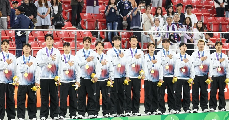 금메달을 목에 건 AG 축구대표팀 / 뉴스1