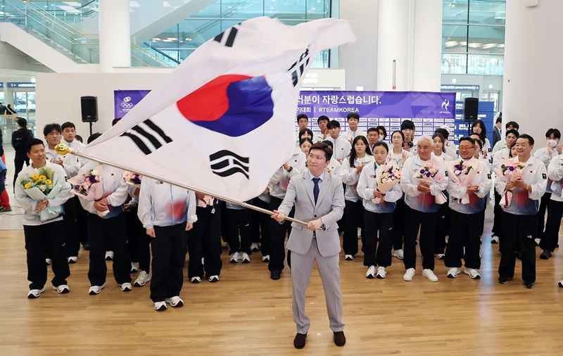 선수단기 흔드는 유승민 회장 / 뉴스1