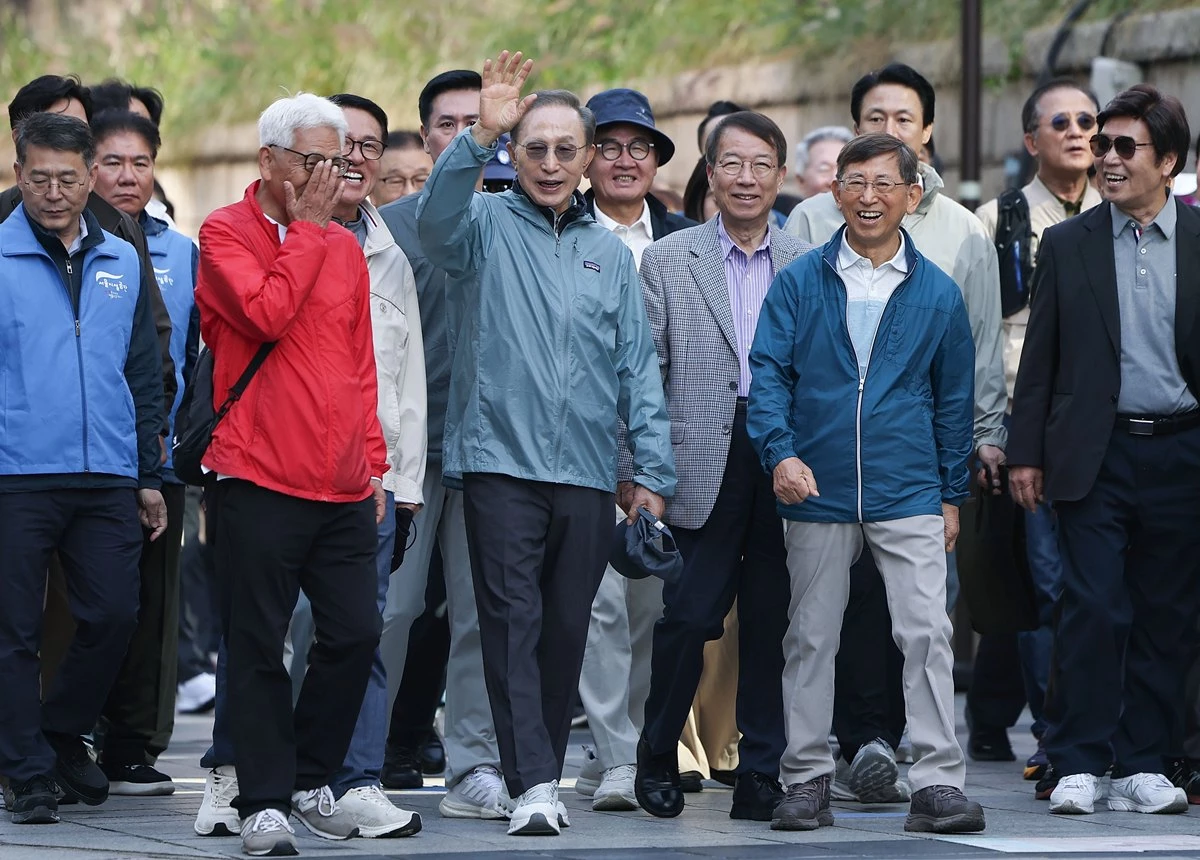 이명박 전 대통령이 8일 서울 청계천에서 '청계천을 사랑하는 모임'(청사모) 구성원들과 청계천을 걸고 있다. 이명박 전 대통령은 현 정부(이재명 정부)의 국정 운영에 관해 묻자 말을 아끼면서도 '대통령이 이제 국민의 소리에 귀 기울이지 않겠나. 점점 더 나아질 것'이라며 '야당의 소리에 귀 기울일 게 아니라 국민의 소리를 듣는 게 중요하다'라고 강조했다. 이 전 대통령은 청사모 구성원 등과 이날 오전 10시 서울 중구 청계광장에서 출발해 성동구 신답철교까지 5.8㎞를 약 2시간 가까이 걸었다. / 연합뉴스