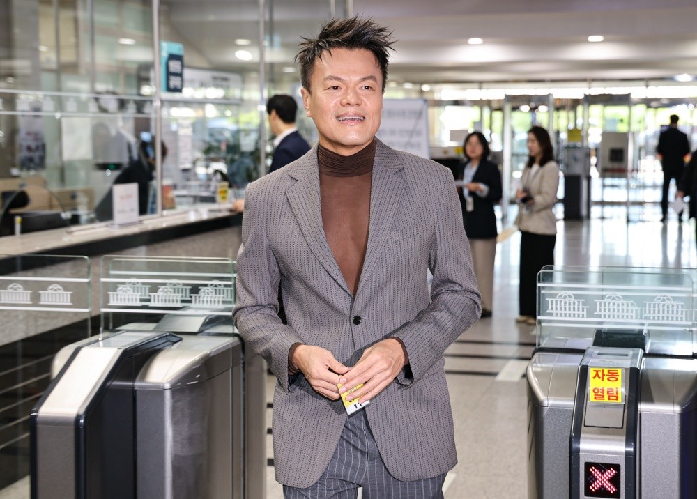 박진영 대중문화교류위원회 공동위원장이 7일 서울 여의도 국회 문화체육관광위원회에서 열린 문화체육관광부에 대한 국정감사에 출석하기 위해 이동하고 있다. / 뉴스1