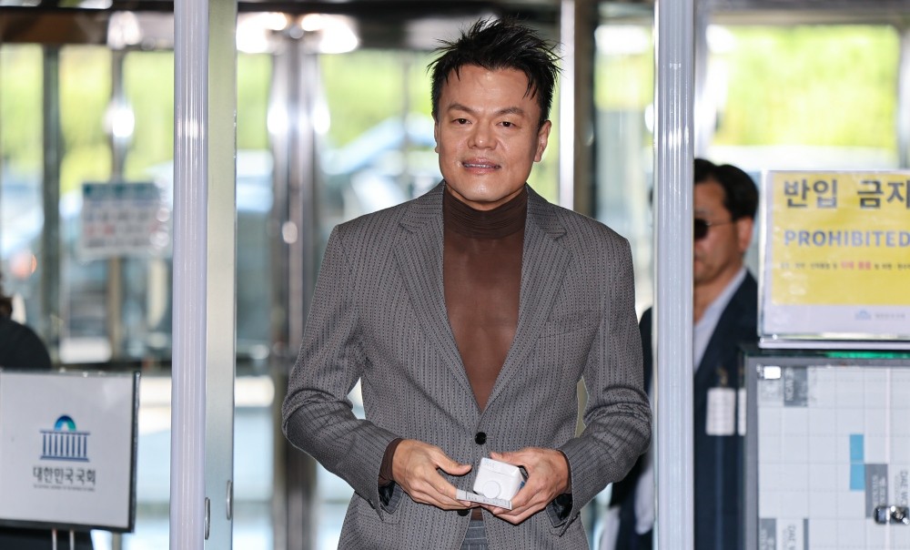 박진영 대중문화교류위원회 공동위원장이 7일 열린 국정감사 당시 착용한 옷차림에도 이목이 쏠렸다. 박 위원장은 줄무늬가 들어간 회색 재킷과 같은 계열의 정장 바지를 입었다. 재킷 안에는 갈색 시스루 소재의 상의를 착용했다. / 뉴스1