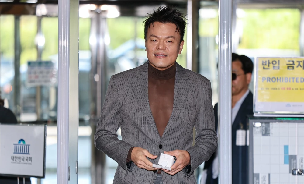 박진영 대중문화교류위원회 공동위원장이 7일 열린 국정감사 당시 착용한 옷차림에도 이목이 쏠렸다. 박 위원장은 줄무늬가 들어간 회색 재킷과 같은 계열의 정장 바지를 입었다. 재킷 안에는 갈색 시스루 소재의 상의를 착용했다. / 뉴스1