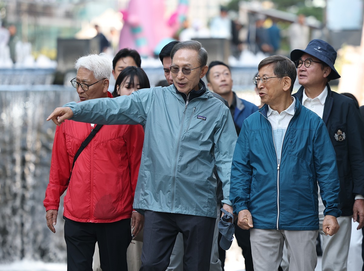 이명박 전 대통령이 8일 서울 청계천에서 '청계천을 사랑하는 모임'(청사모) 구성원들과 청계천을 걸고 있다. 이명박 전 대통령은 현 정부(이재명 정부)의 국정 운영에 관해 묻자 말을 아끼면서도 '대통령이 이제 국민의 소리에 귀 기울이지 않겠나. 점점 더 나아질 것'이라며 '야당의 소리에 귀 기울일 게 아니라 국민의 소리를 듣는 게 중요하다'라고 강조했다. 이 전 대통령은 청사모 구성원 등과 이날 오전 10시 서울 중구 청계광장에서 출발해 성동구 신답철교까지 5.8㎞를 약 2시간 가까이 걸었다. / 연합뉴스