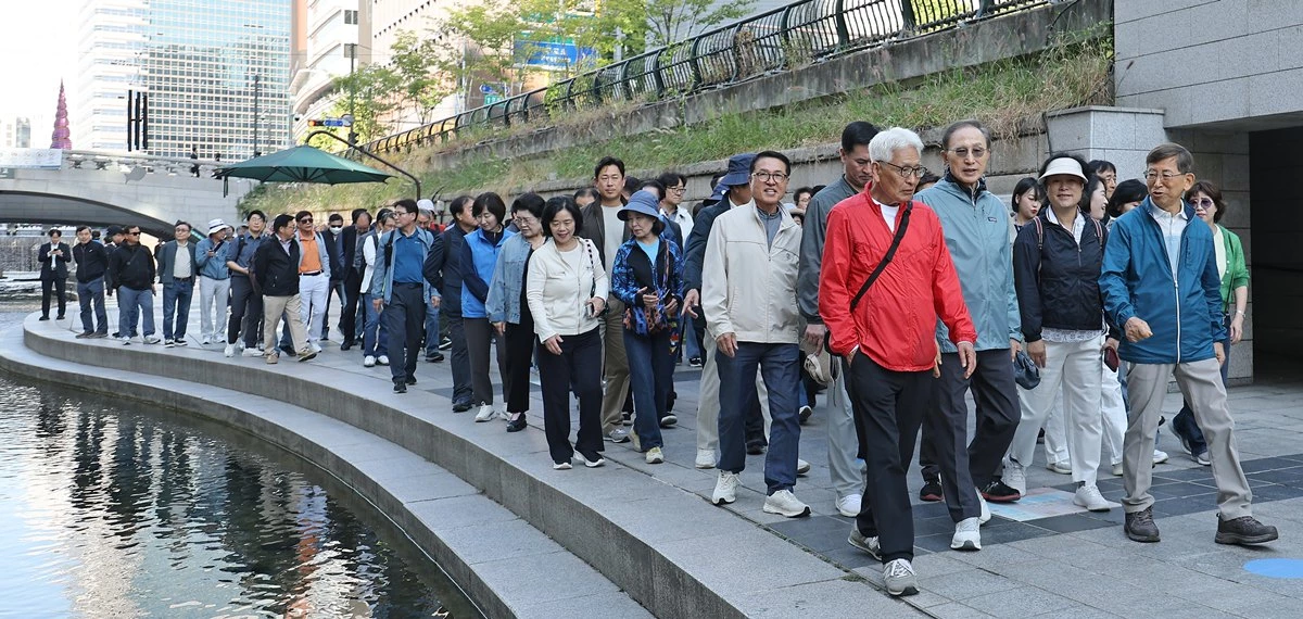 이명박 전 대통령이 8일 서울 청계천에서 '청계천을 사랑하는 모임'(청사모) 구성원들과 청계천을 걸고 있다. 이명박 전 대통령은 현 정부(이재명 정부)의 국정 운영에 관해 묻자 말을 아끼면서도 '대통령이 이제 국민의 소리에 귀 기울이지 않겠나. 점점 더 나아질 것'이라며 '야당의 소리에 귀 기울일 게 아니라 국민의 소리를 듣는 게 중요하다'라고 강조했다. 이 전 대통령은 청사모 구성원 등과 이날 오전 10시 서울 중구 청계광장에서 출발해 성동구 신답철교까지 5.8㎞를 약 2시간 가까이 걸었다. / 연합뉴스