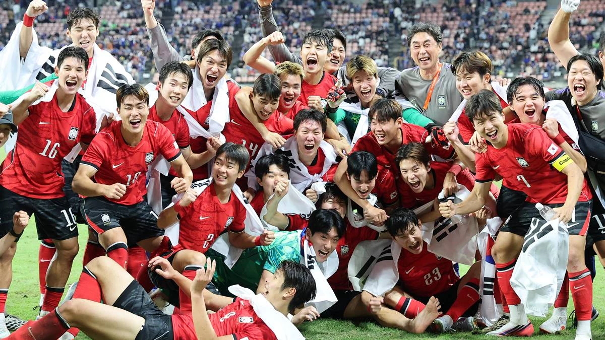 지난 3일 일본 아이치현 도요타 스타디움에서 열린 2026 아이치·나고야 아시안게임 남자 축구 결승전 대한민국과 일본의 경기, 1대 0으로 승리하며 금메달을 획득한 대한민국 선수들이 기념 촬영을 하고 있다 / 뉴스1