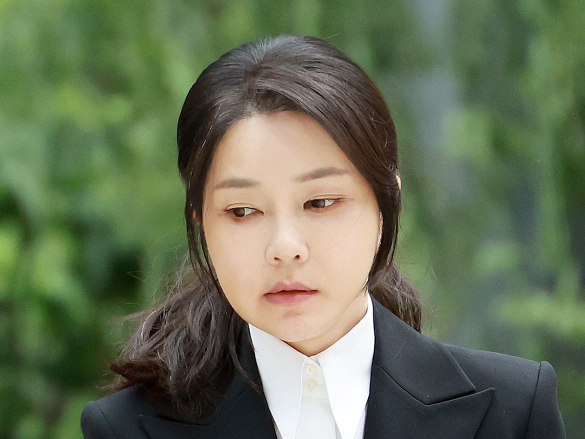 김건희 여사 자료 사진. 구속 수감 중인 윤석열 전 대통령의 부인 김건희 여사의 건강 상태와 관련해 교정 당국에 1000건에 달하는 민원이 접수된 것으로 파악됐다. 8일 더불어민주당 김의겸 의원실이 법무부로부터 제출받은 자료에 따르면 지난 7월 27일부터 8월 14일까지 19일간 서울남부구치소에 김건희 여사의 건강 상태를 묻는 민원은 모두 961건 접수됐다. 지난 5월에는 관련 민원이 3건이었는데 불과 두 달여 만에 크게 늘어난 것으로 파악됐다. / 연합뉴스