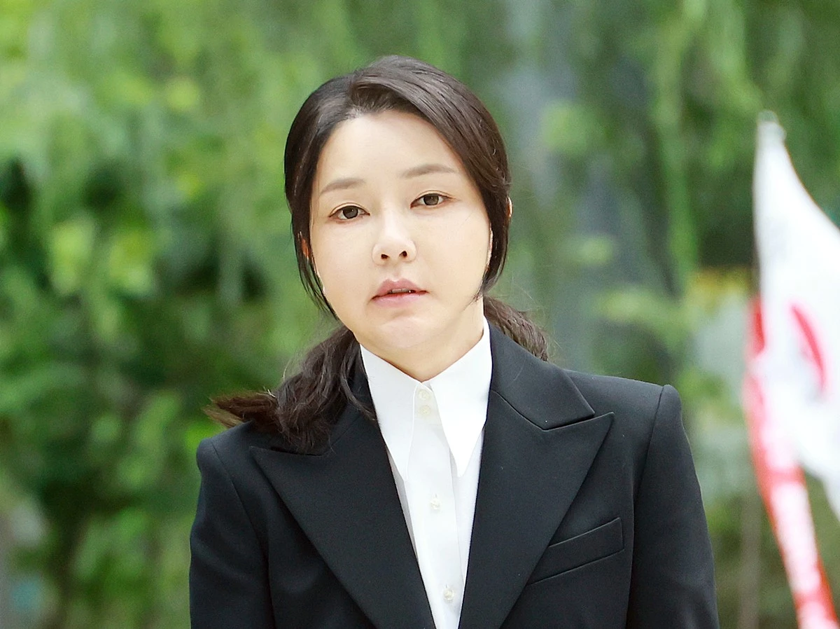 김건희 여사 자료 사진. 구속 수감 중인 윤석열 전 대통령의 부인 김건희 여사의 건강 상태와 관련해 교정 당국에 1000건에 달하는 민원이 접수된 것으로 파악됐다. 8일 더불어민주당 김의겸 의원실이 법무부로부터 제출받은 자료에 따르면 지난 7월 27일부터 8월 14일까지 19일간 서울남부구치소에 김건희 여사의 건강 상태를 묻는 민원은 모두 961건 접수됐다. 지난 5월에는 관련 민원이 3건이었는데 불과 두 달여 만에 크게 늘어난 것으로 파악됐다. / 연합뉴스